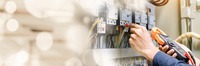 Prüfung elektrischer Anlage Das Bild zeigt einen Elektriker, der eine elektrischer Anlage prüft.