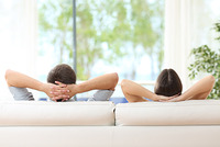 Chillen auf Sofa